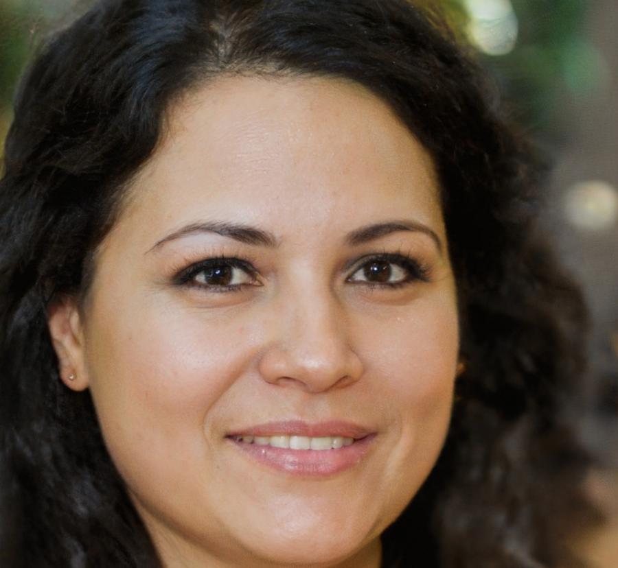 Ingrid Kastner, Gründerin von revalonqurta, bei der Arbeit an Finanzplänen