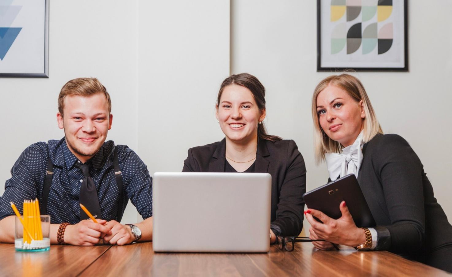 Teilnehmer arbeiten gemeinsam an Budgetplanung